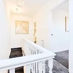 Aura - Elegant Retreat In Prime Location! Vakantiehuis *