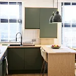 Vakantiehuis Aura - Elegant Retreat In Prime Location!