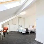 Vakantiehuis Aura - Elegant Retreat In Prime Location!