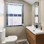 Aura - Elegant Retreat In Prime Location! Ferienhaus