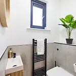 Aura - Elegant Retreat In Prime Location! Leeds (West Yorkshire)