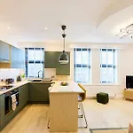 Aura - Elegant Retreat In Prime Location! Casa de Férias *