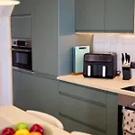 Aura - Elegant Retreat In Prime Location! Casa de Férias
