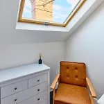 Aura - Elegant Retreat In Prime Location! Vakantiehuis