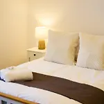 Aura - Elegant Retreat In Prime Location! Ferienhaus