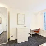 Aura - Elegant Retreat In Prime Location! Vakantiehuis