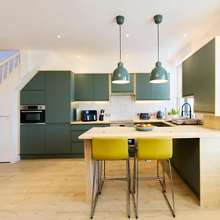 Aura - Elegant Retreat In Prime Location! Semesterbostad