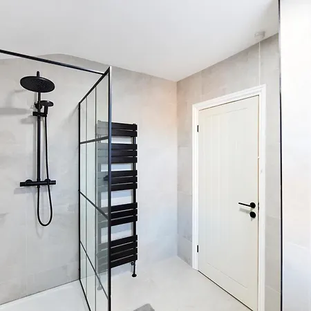 Aura - Elegant Retreat In Prime Location!