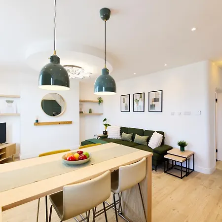 Aura - Elegant Retreat In Prime Location! * Leeds