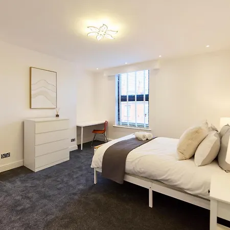 Aura - Elegant Retreat In Prime Location! Leeds (West Yorkshire)
