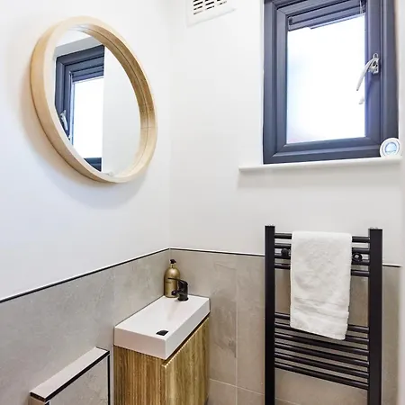 Aura - Elegant Retreat In Prime Location! * Leeds