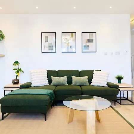 Дом отдыха Aura - Elegant Retreat In Prime Location!