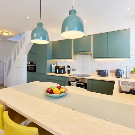 Дом отдыха Aura - Elegant Retreat In Prime Location! *