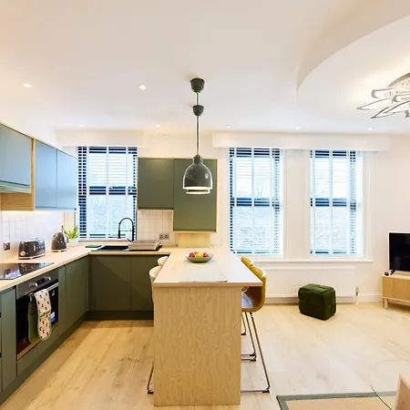 Aura - Elegant Retreat In Prime Location! Vakantiehuis *