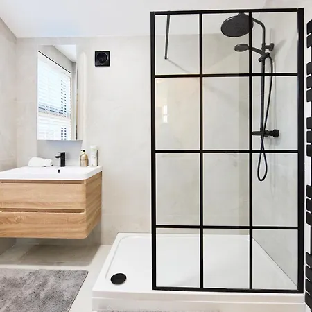 Vakantiehuis Aura - Elegant Retreat In Prime Location! *