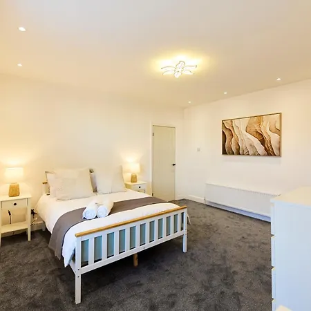 Aura - Elegant Retreat In Prime Location! Лидс