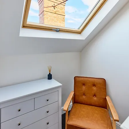 Aura - Elegant Retreat In Prime Location! Дом отдыха