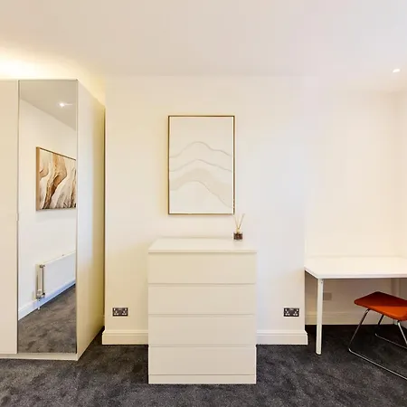 Aura - Elegant Retreat In Prime Location! Дом отдыха