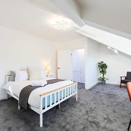 Aura - Elegant Retreat In Prime Location! Nyaraló Leeds