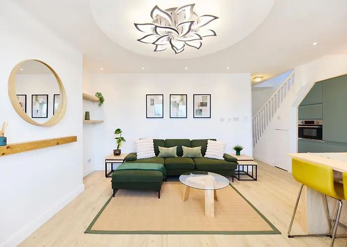 Aura - Elegant Retreat In Prime Location! Semesterbostad