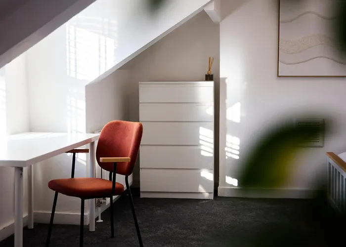 Semesterbostad Aura - Elegant Retreat In Prime Location!