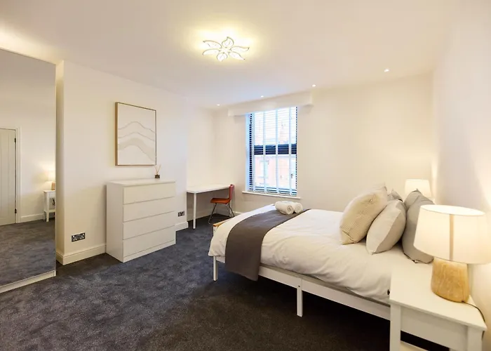 Aura - Elegant Retreat In Prime Location! Λιντς