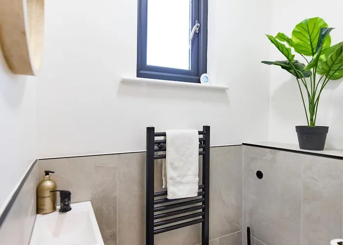 Aura - Elegant Retreat In Prime Location! 利兹