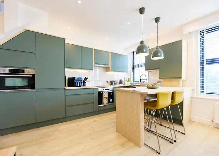 Semesterbostad Aura - Elegant Retreat In Prime Location!