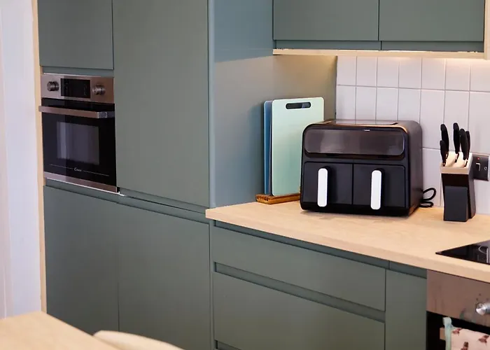 Aura - Elegant Retreat In Prime Location! 度假居