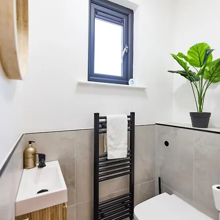Aura - Elegant Retreat In Prime Location! Лідс