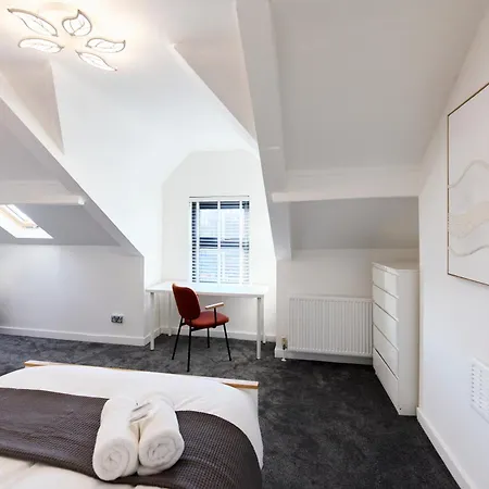 Aura - Elegant Retreat In Prime Location! Будинок відпочинку Лідс