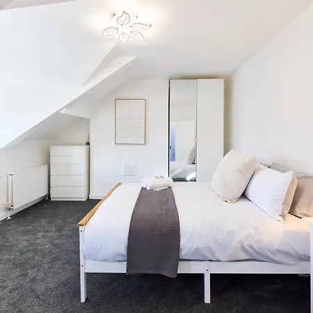 Aura - Elegant Retreat In Prime Location! Будинок відпочинку