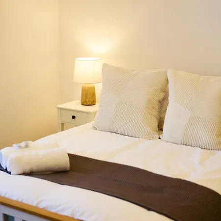 Aura - Elegant Retreat In Prime Location! Будинок відпочинку
