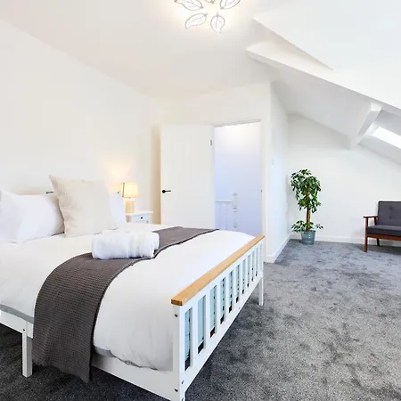 Aura - Elegant Retreat In Prime Location! * Лідс