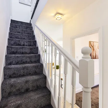 Будинок відпочинку Aura - Elegant Retreat In Prime Location!